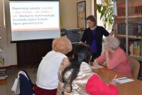 Seniorzy - uczestnicy spotkania KULTURYstyka UMYSŁOWA - podczas zajęć w bibliotece