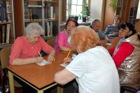 Seniorzy - uczestnicy spotkania KULTURYstyka UMYSŁOWA - podczas zajęć w bibliotece