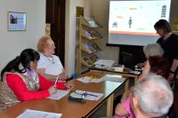 Seniorzy - uczestnicy spotkania KULTURYstyka UMYSŁOWA - podczas zajęć w bibliotece