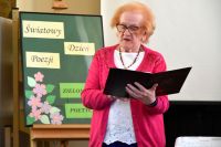 Starsza kobieta czyta wiersz