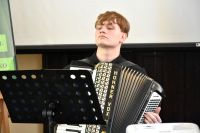 Młody chłopak gra na akordeonie