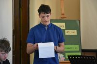 Młody chłopak czyta z kartki