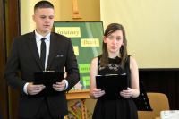 Dwójka uczniów wspólnie recytuje wiersz