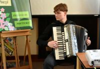 Młody chłopak gra na akordeonie