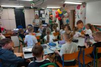 Grupa dzieci w sali lekcyjnej podczas zajęć