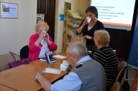 Grupa seniorów w bibliotece - uczestników zajęć KULTURYstyka UMYSŁOWA