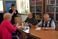 Grupa seniorów w bibliotece - uczestników zajęć KULTURYstyka UMYSŁOWA