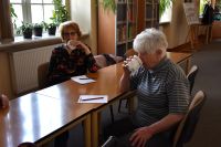 Grupa seniorów w bibliotece - uczestników zajęć KULTURYstyka UMYSŁOWA