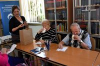 Grupa seniorów w bibliotece - uczestników zajęć KULTURYstyka UMYSŁOWA