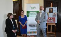 Na zdjęciach są zwiedzający wystawę ikon Anny Jaszczyńskiej