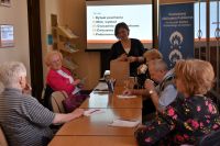 Grupa seniorów w bibliotece - uczestników zajęć KULTURYstyka UMYSŁOWA