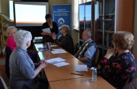 Grupa seniorów w bibliotece - uczestników zajęć KULTURYstyka UMYSŁOWA