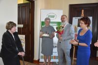 Na zdjęciach są zwiedzający wystawę ikon Anny Jaszczyńskiej
