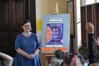 Na zdjęciach są uczestnicy spotkania autorskiego z Anną Czerwińską- Rydel