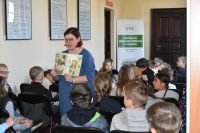 Na zdjęciach są uczestnicy spotkania autorskiego z Anną Czerwińską- Rydel