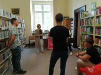 Na zdjęciu są uczestnicy lekcji bibliotecznej