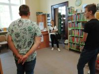 Na zdjęciu są uczestnicy lekcji bibliotecznej