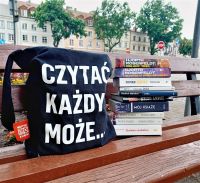 Na zdjęciach są książki zostawione na ławce, na kawiarnianym stoliku oraz na półce bookcrossingowej.