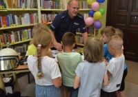 Na zdjęciach są przedszkolaki oraz przedstawiciele różnych zawodów, którzy brali udział w akcji Żywa Biblioteka.