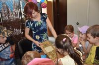 Na zdjęciach są przedszkolaki oraz przedstawiciele różnych zawodów, którzy brali udział w akcji Żywa Biblioteka.
