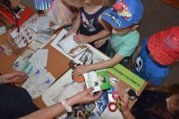 Na zdjęciach są przedszkolaki oraz przedstawiciele różnych zawodów, którzy brali udział w akcji Żywa Biblioteka.
