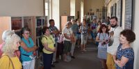 Uczestnicy wycieczki w bibliotece.