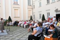 Osoby czytające oraz publiczność biorąca udział w XII Narodowym Czytaniu.