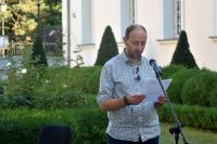Osoby czytające oraz publiczność biorąca udział w XII Narodowym Czytaniu.