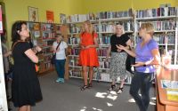 Galeria zawiera 3 zdjęcia, przedstawiające spotkanie bibliotekarek z Łowicza oraz z Sierpca. Panie rozmawiają i śmieją się.