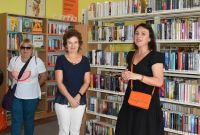 Galeria zawiera 3 zdjęcia, przedstawiające spotkanie bibliotekarek z Łowicza oraz z Sierpca. Panie rozmawiają i śmieją się.