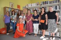 Galeria zawiera 3 zdjęcia, przedstawiające spotkanie bibliotekarek z Łowicza oraz z Sierpca. Panie rozmawiają i śmieją się.