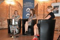 Uczestnicy spotkania autorskiego z Joanną Truchel i Justyną Andrulewicz.