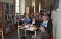 Dorośli i dzieci w bibliotece - uczestnicy Nocy Bibliotek.