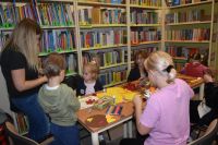 Dorośli i dzieci w bibliotece - uczestnicy Nocy Bibliotek.