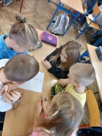 Dzieci biorące udział w warsztatach plastycznych.