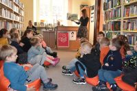 Dzieci uczestniczące w lekcji bibliotecznej.