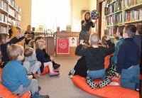 Dzieci uczestniczące w lekcji bibliotecznej.