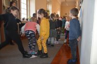 Dzieci uczestniczące w lekcji bibliotecznej.