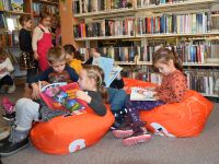 Dzieci uczestniczące w lekcji bibliotecznej.
