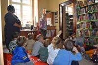 Przedszkolaki, które brały udział w zajęciach bibliotecznych z okazji Dnia Pluszowego Misia.