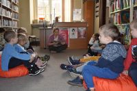 Przedszkolaki, które brały udział w zajęciach bibliotecznych z okazji Dnia Pluszowego Misia.