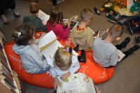 Przedszkolaki, które brały udział w zajęciach bibliotecznych z okazji Dnia Pluszowego Misia.