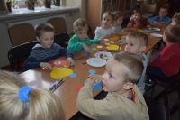 Przedszkolaki, które brały udział w zajęciach bibliotecznych z okazji Dnia Pluszowego Misia.