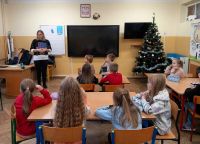 Dzieci biorące udział w świątecznych warsztatach.