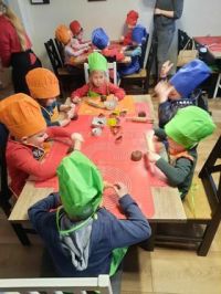 Dzieci biorące udział w warsztatach pieczenia pierników.