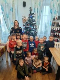 Dzieci biorące udział w warsztatach pieczenia pierników.