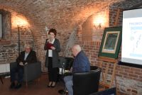 Uczestnicy spotkania autorskiego z piwnicy łowickiego muzeum