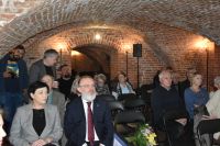 Uczestnicy spotkania autorskiego z piwnicy łowickiego muzeum