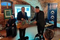 Uczestnicy spotkania autorskiego z piwnicy łowickiego muzeum