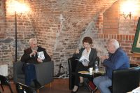 Uczestnicy spotkania autorskiego z piwnicy łowickiego muzeum